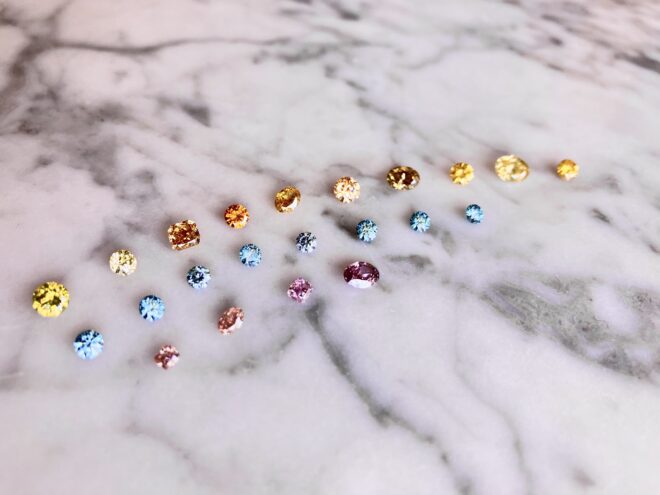 イエロー、ブルー、ピンクのカラーダイヤの整列