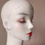 雫型ローズカットダイヤのチェーンピアス 0.248ct K10　着画