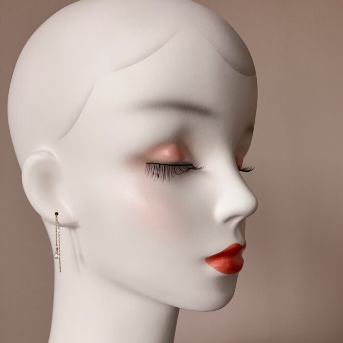 雫型ローズカットダイヤのチェーンピアス 0.248ct K10　着画