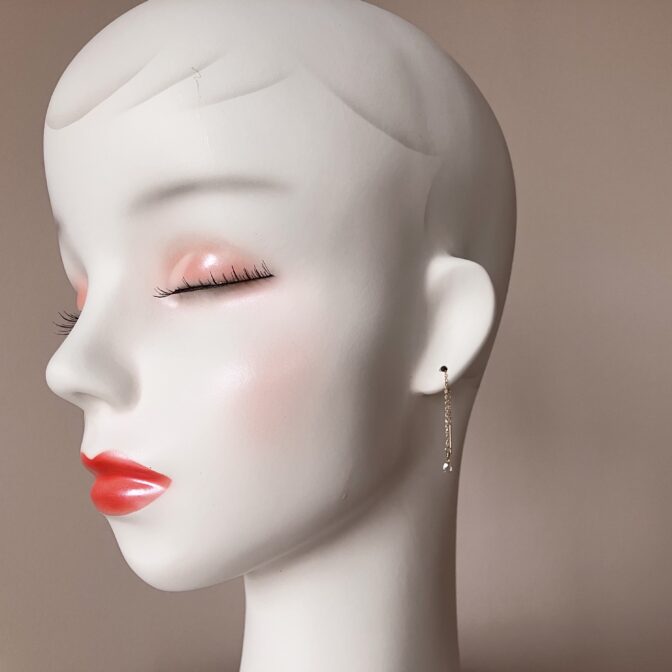 雫型ローズカットダイヤのチェーンピアス 0.248ct K10　着画