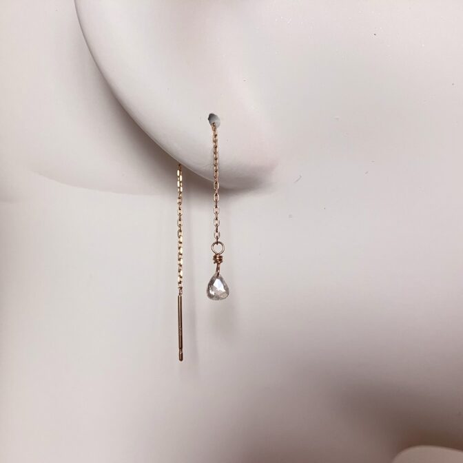 雫型ローズカットダイヤのチェーンピアス 0.248ct K10　着画