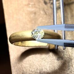 今年のatelier akazouの歩みと作り手の思い　作製中のダイヤのリングをチラ見せ