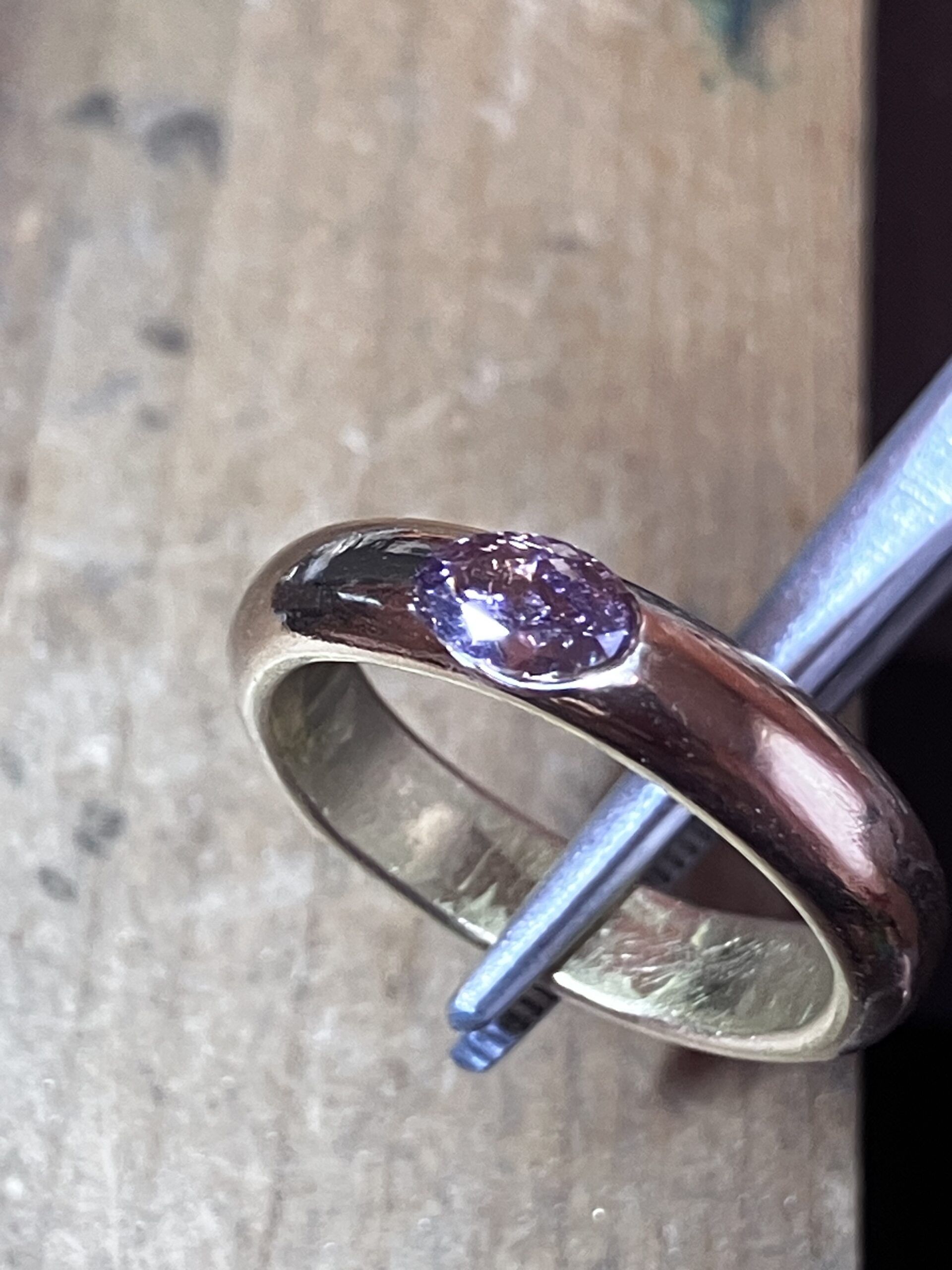 K18太めのバンドに大きめパープルピンクダイヤリングの試作途中