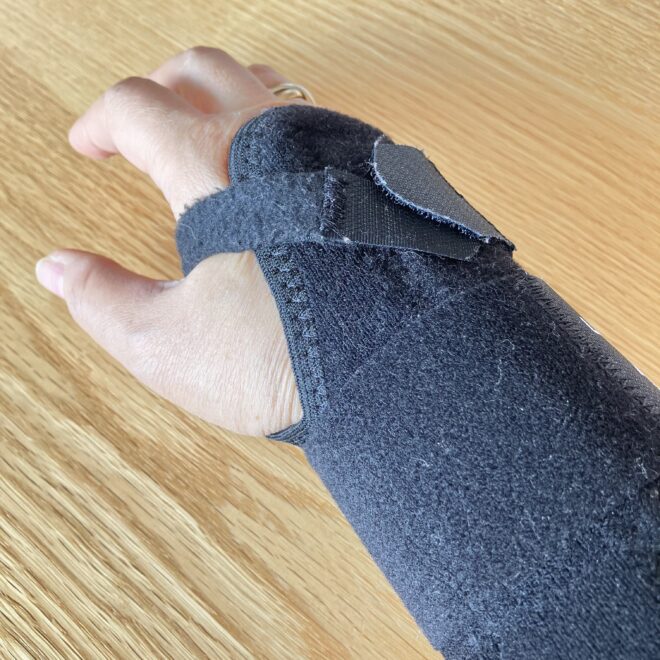 右手腱鞘炎にて負傷中