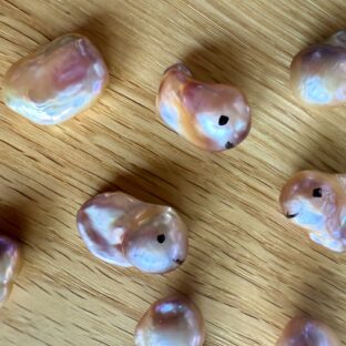 大粒×不揃いは個性　形が違うから惹かれる　バロックパールという“私らしさ”の選び方