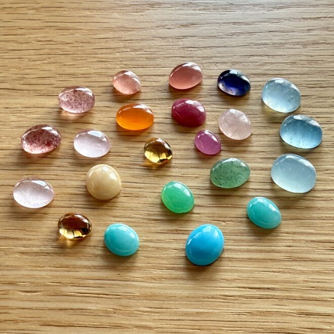 色とりどりのカボションカットの石